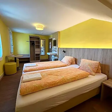 Budget Waldhotel - Shared Bathrooms *